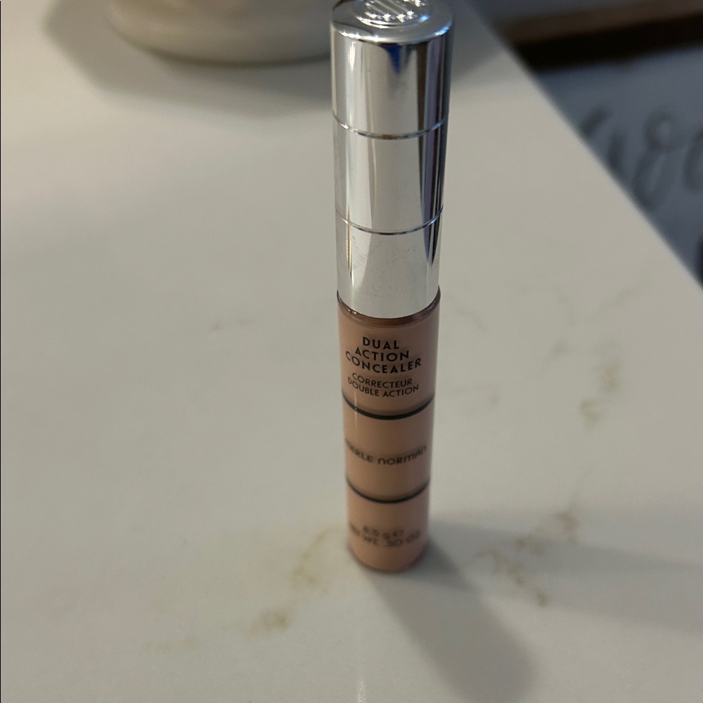 Merle Norman Dual Action Concealer LIGHT